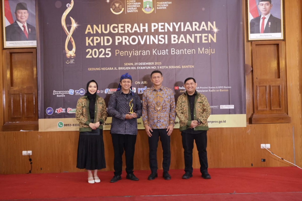 Serahkan Lifetime Achievement Award, Sekda Banten Apresiasi 70 Tahun Dedikasi Perintis Penyiaran