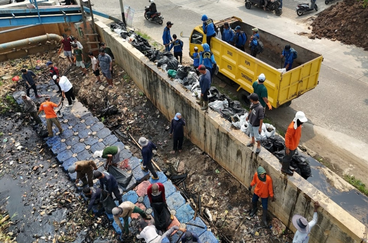 Cegah Banjir, UPTD DAS Cidurian-Cisadane, DPUPR Kota dan Banksasuci Bersihkan Sampah di Kali Ledug