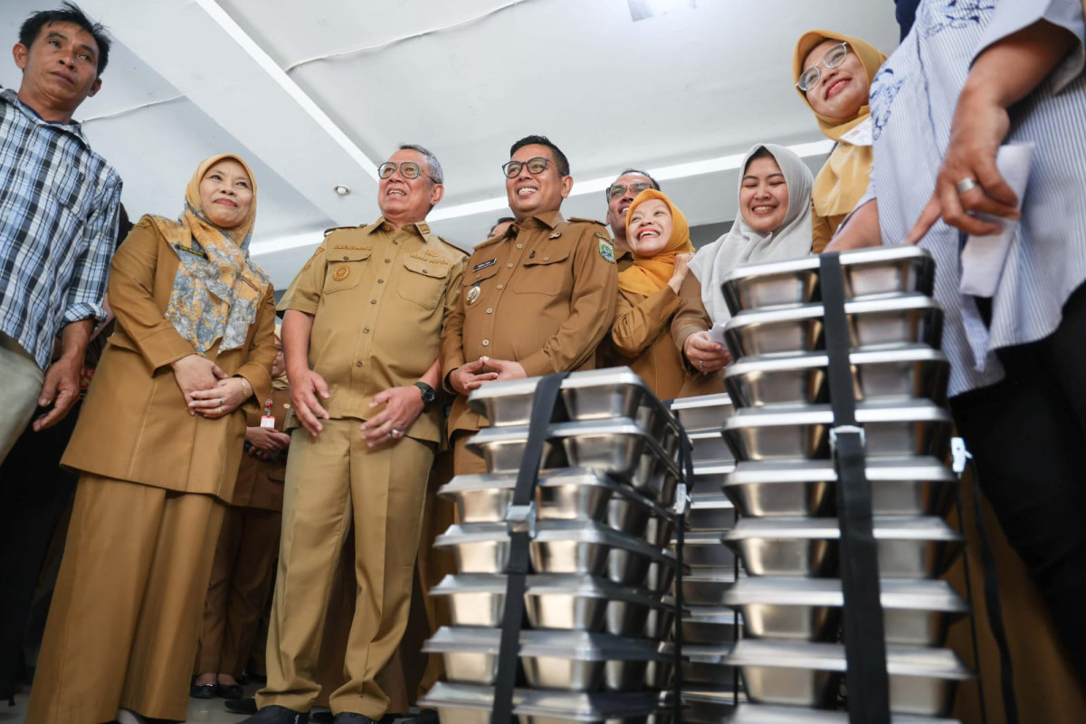Gubernur Andra Soni Pantau Pelaksanaan MBG dan pra-SPMB