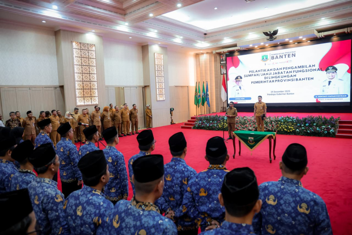 Lantik 64 Pejabat Fungsional, Gubernur Andra Soni Tekankan Kualitas Pendidikan dan Pencegahan Tawuran