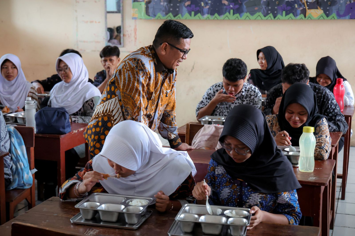 Tinjau SPPG di Kota Tangerang, Gubernur Banten Andra Soni Ingin Pastikan Pelaksanaan MBG Berjalan Baik