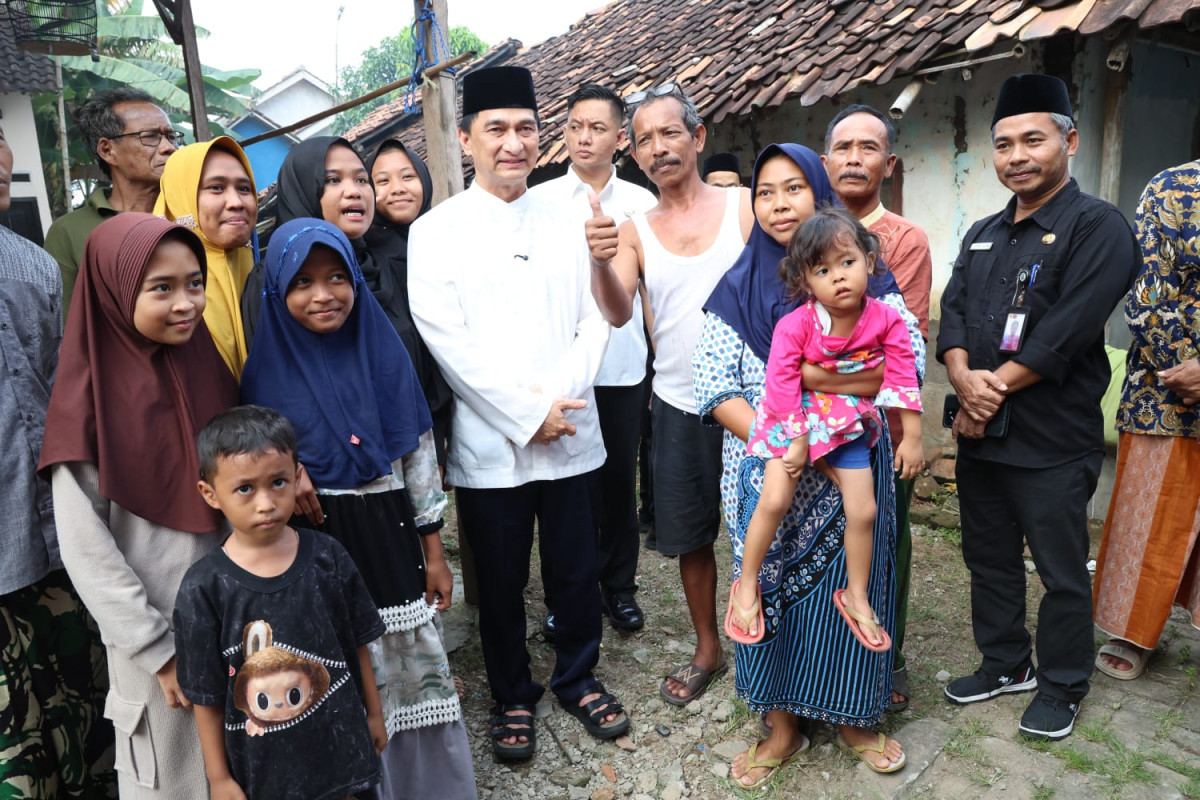 Serahkan Bantuan, Wagub Banten A Dimyati Natakusumah Teteskan Air Mata Lihat Kondisi RTLH
