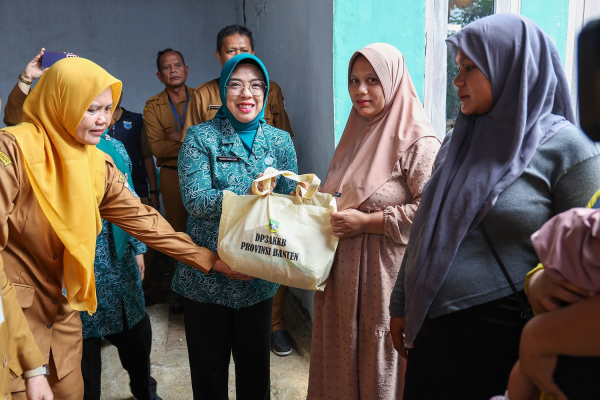 Ketua TP PKK Banten Salurkan Bantuan Nutrisi Stunting di Pandeglang