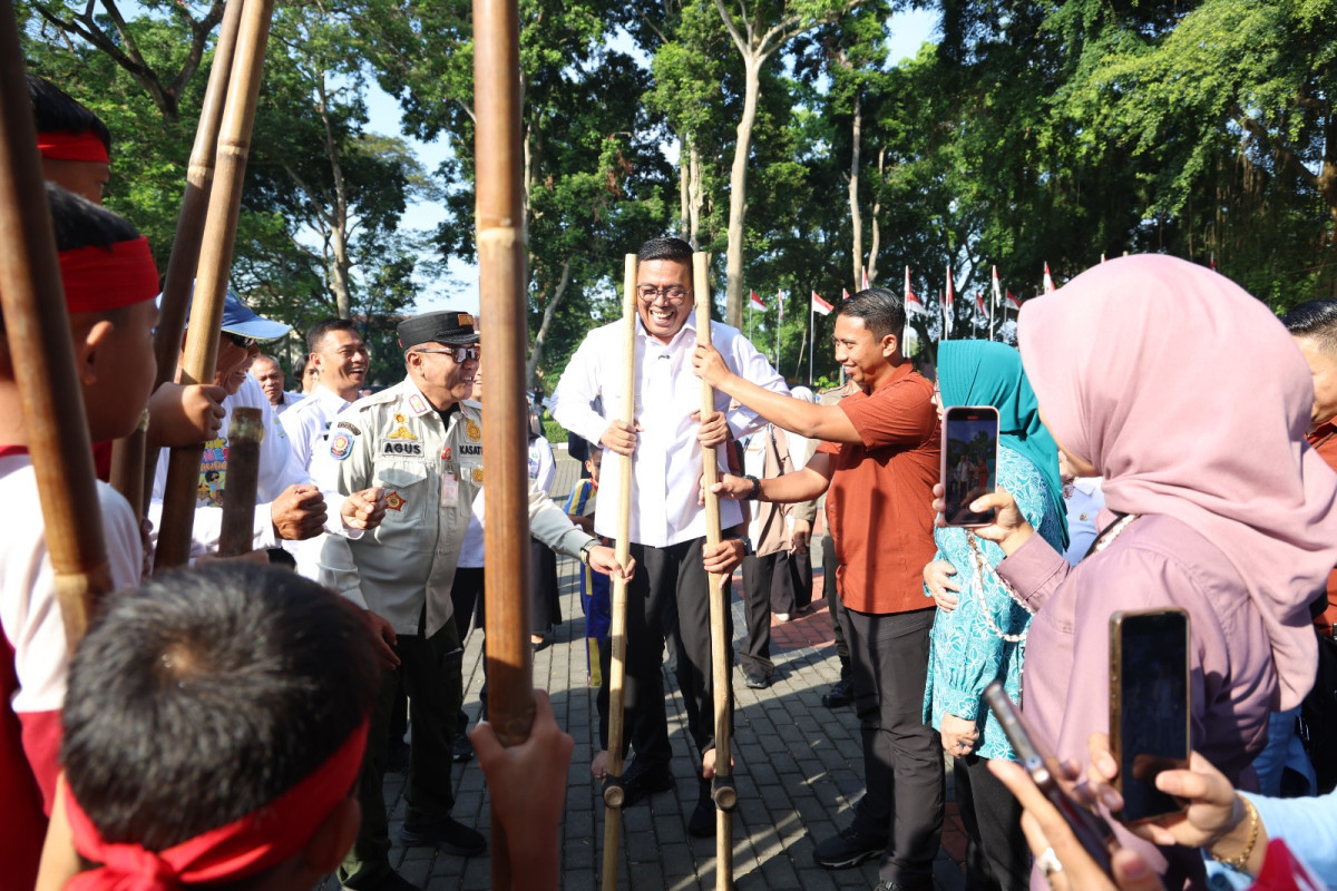 Rayakan HAN ke-41 Tahun 2025, Gubernur Banten Andra Soni Bermain Enggrang Hulahop dan Lompat Tali