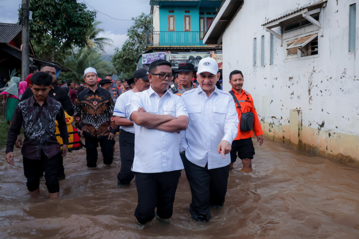 Tinjau Banjir Serang, Gubernur Andra Soni Tekankan Urgensi Normalisasi Sungai dan Penanganan Pengungsi